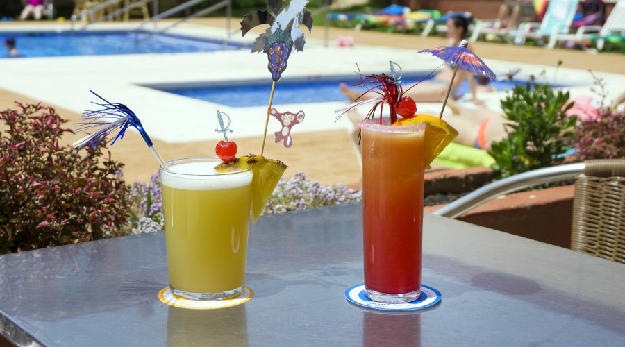 Bar przy basenie z koktajlami