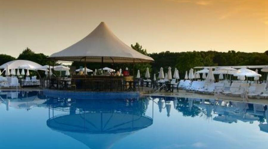 Outdoor pool Bella Vista Beach Club